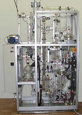 Destillationsanlage mit integrierter Verdampfungskristallisation