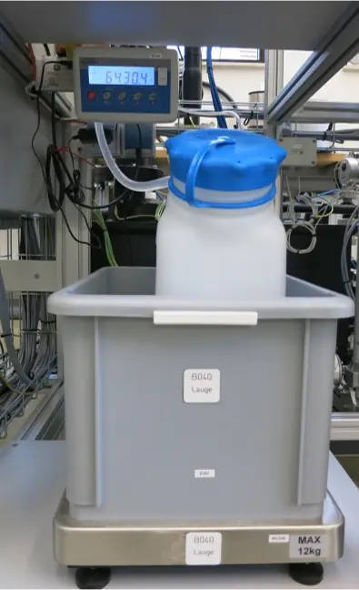 Kunststoffkanister mit Auffang-Behälter auf einer Waage